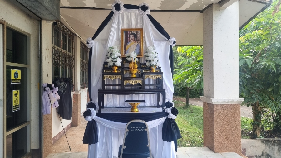 ร่วมลงนามถวายความอาลัยและถวายสักการะ หน้าพระฉายาลักษณ์ แด่พระนางเจ้าสิริกิติ์ พระบรมราชินีนาถ พระพันปีหลวง