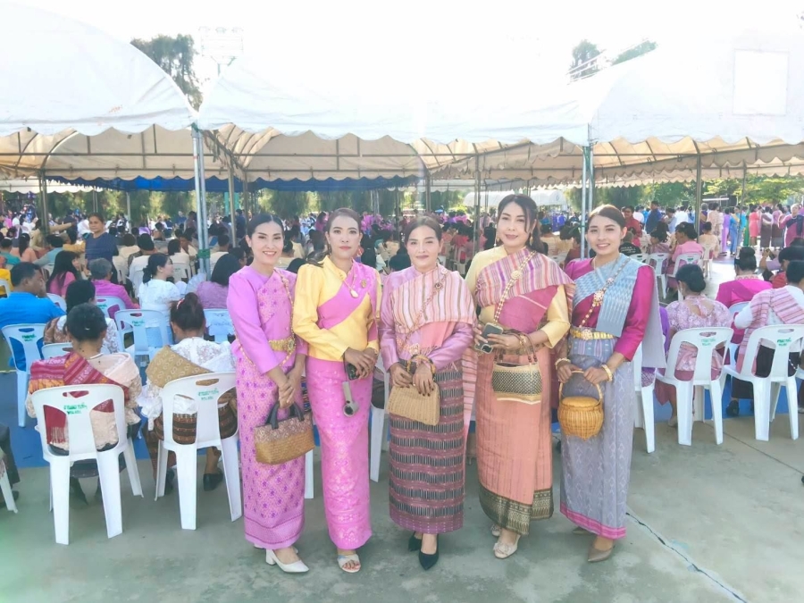 ร่วมเป็นเกียรติในพิธีเปิดและร่วมกิจกรรมการแสดงผ้าอัตลักษณ์เมืองอุบลราชธานี